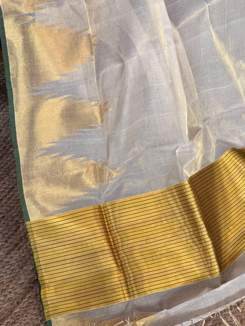 Temple tissue Kasavu Saree