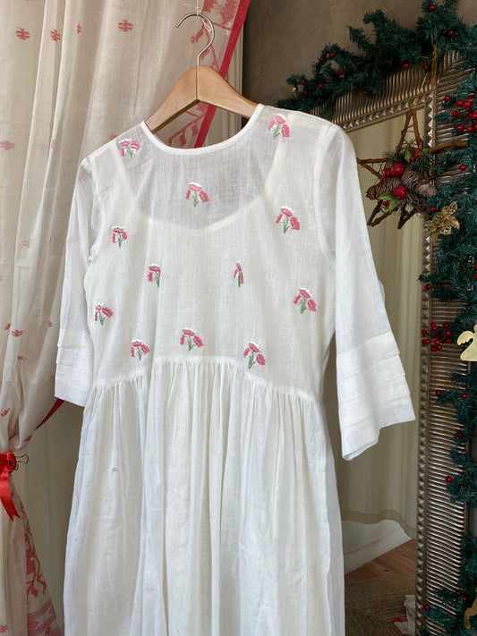 White yoke embroidery pleated dress