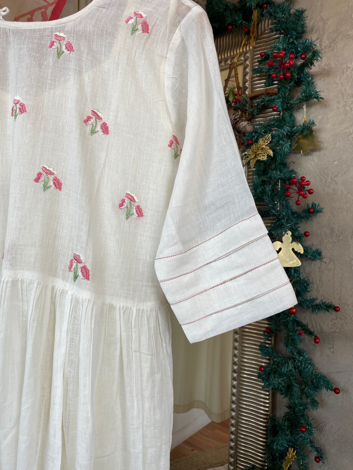 White yoke embroidery pleated dress