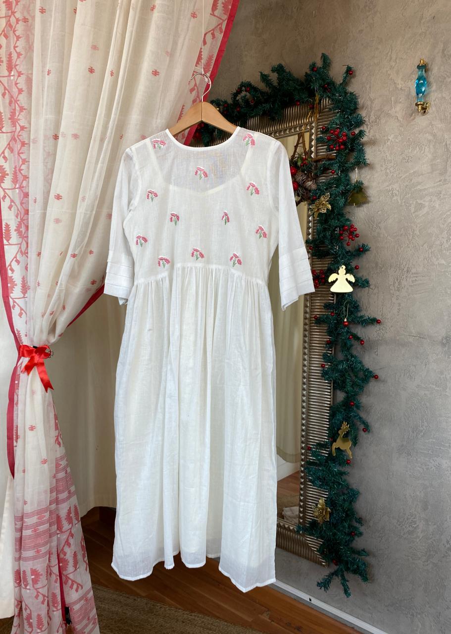 White yoke embroidery pleated dress