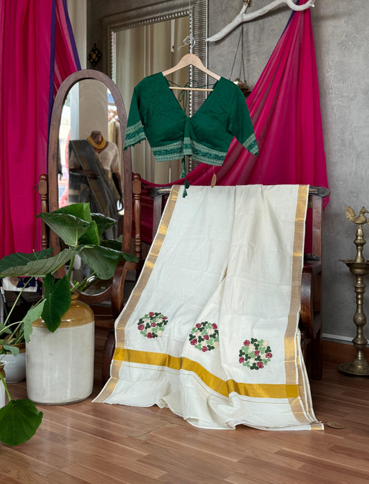 KASAVU SAREE WITH FLORAL THREAD EMBROIDERY ON PALLU