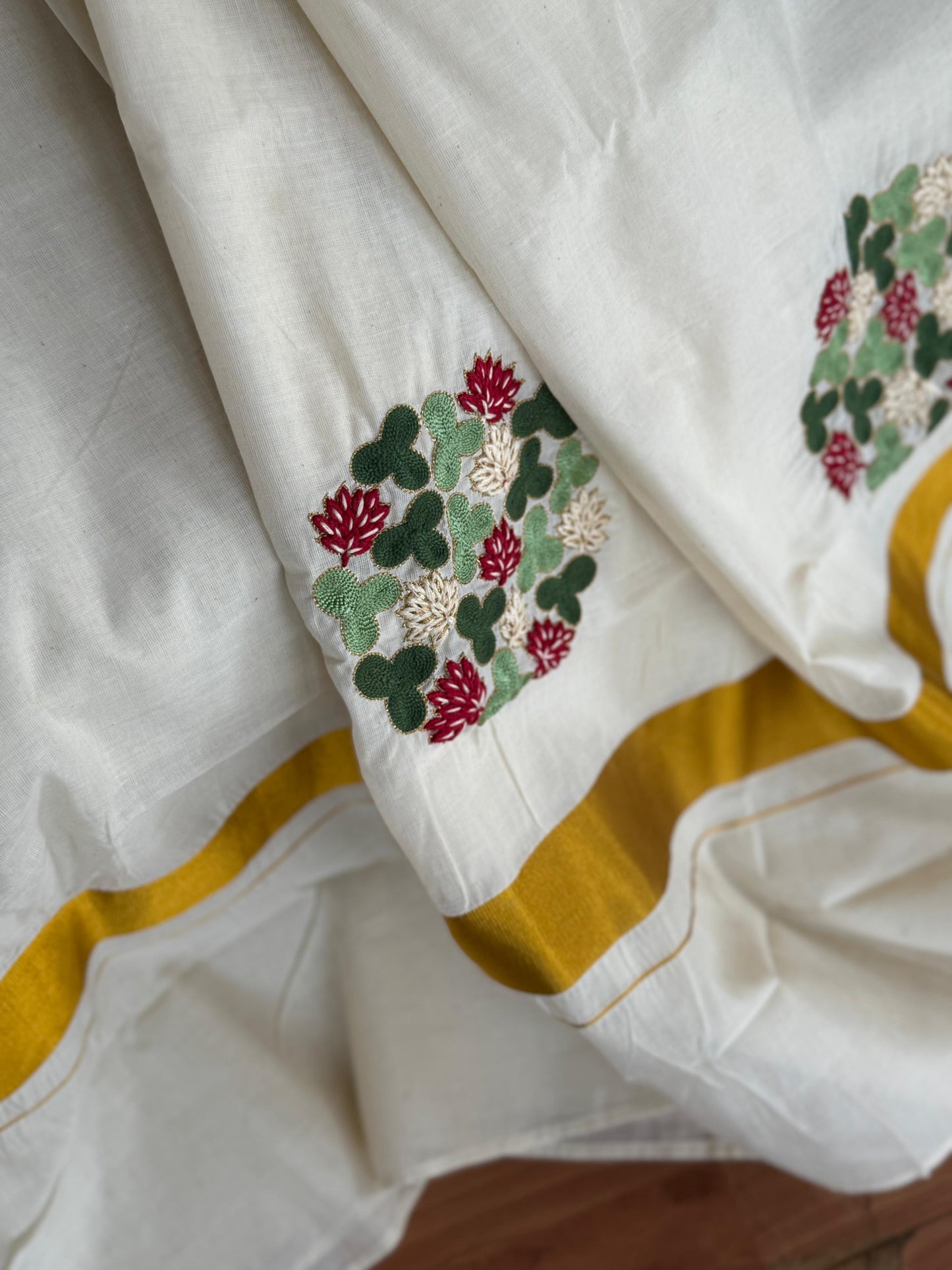 KASAVU SAREE WITH FLORAL THREAD EMBROIDERY ON PALLU