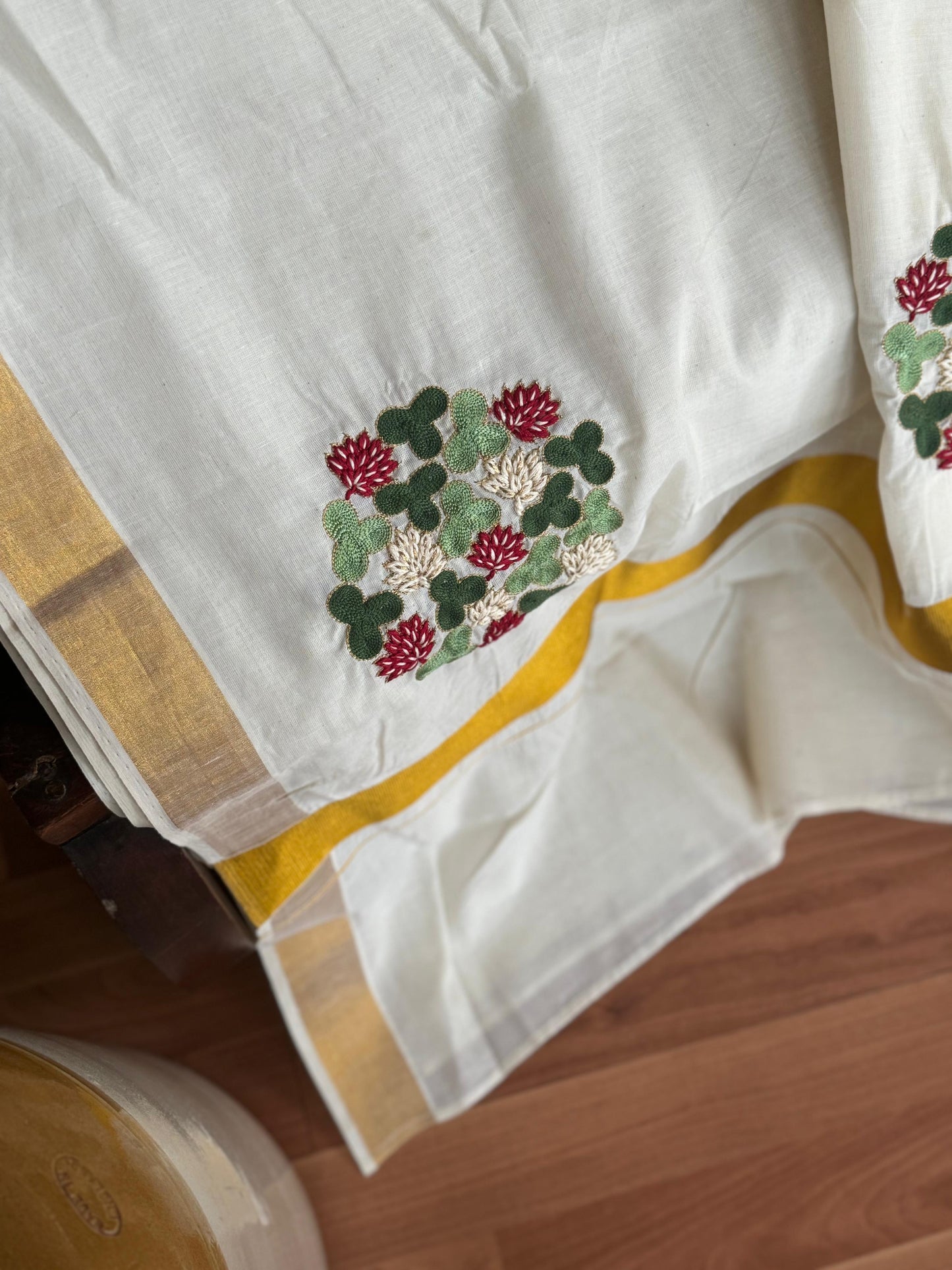 KASAVU SAREE WITH FLORAL THREAD EMBROIDERY ON PALLU